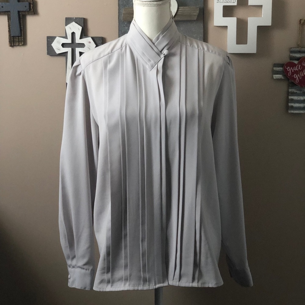 Yves St. Clair Sz 12 Classy Light Gray Pleated Button Cuff Blouse Covered Button